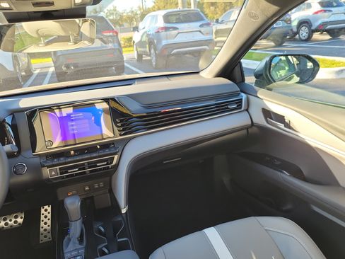 Used 2025 Toyota Camry SE image 17