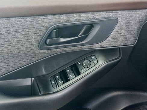 Used 2023 Nissan Rogue S image 15