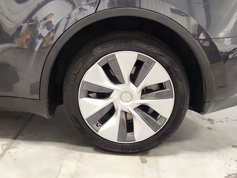 Used 2024 Tesla Model Y Long Range AWD/4WD image 32