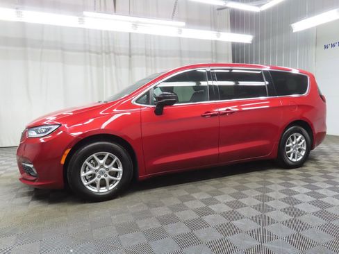 Used 2025 Chrysler Pacifica Select FWD image 7