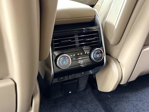 New 2026 Land Rover Range Rover Long Wheelbase SE AWD/4WD image 15