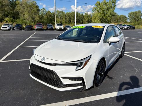 Used 2025 Toyota Corolla SE FWD image 2