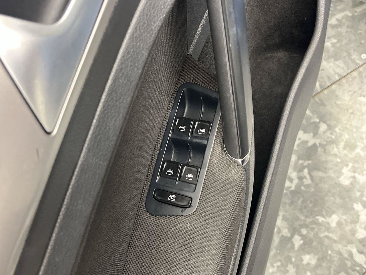 Used 2015 Volkswagen e-Golf Limited Edition FWD image 8