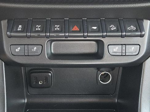 Used 2019 Chevrolet Colorado ZR2 w/ ZR2 Dusk Special Edition AWD/4WD image 19