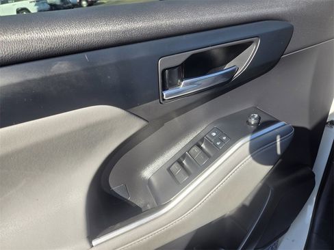 Used 2022 Toyota Highlander XLE image 15