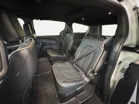 Used 2025 Chrysler Pacifica Limited AWD/4WD image 24