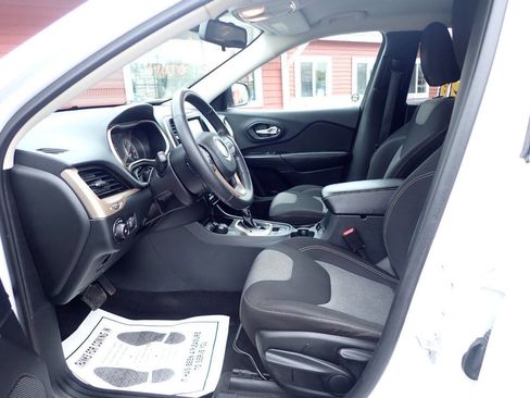 Used 2014 Jeep Cherokee Latitude w/ Cold Weather Group AWD/4WD image 8