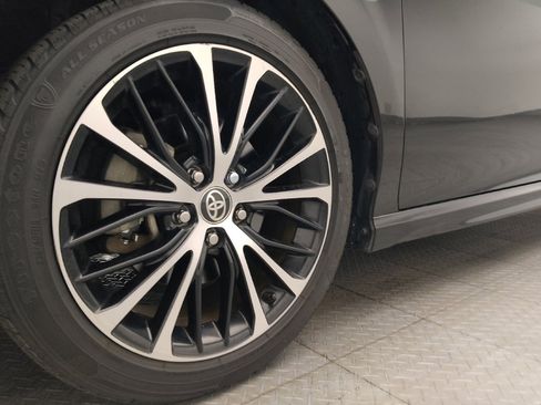 Used 2020 Toyota Camry SE FWD image 31