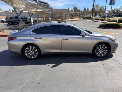 Used 2020 Lexus ES 300h w/ Premium Package image 7