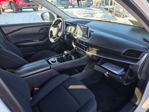 Used 2024 Nissan Rogue S image 28