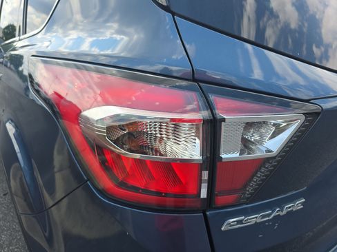 Used 2018 Ford Escape SE w/ SE Sync 3 Package AWD/4WD image 32