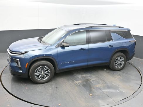 Used 2025 Chevrolet Traverse LT image 35