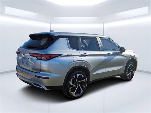 Used 2023 Mitsubishi Outlander SE image 3