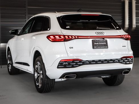 Certified 2025 Audi Q5 Premium w/ Convenience Package AWD/4WD image 2