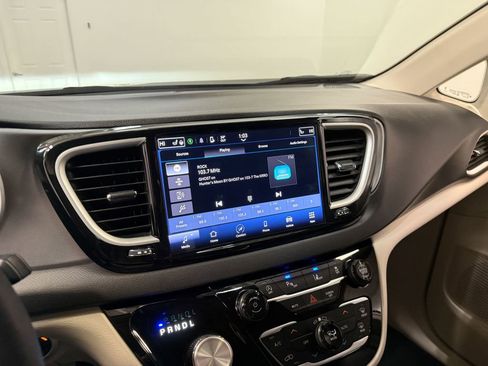 Used 2024 Chrysler Pacifica Touring-L image 83