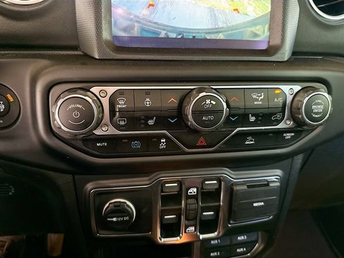 Used 2023 Jeep Wrangler Unlimited Sahara w/ Cold Weather Group AWD/4WD image 17