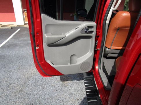 Used 2018 Nissan Frontier SV image 19