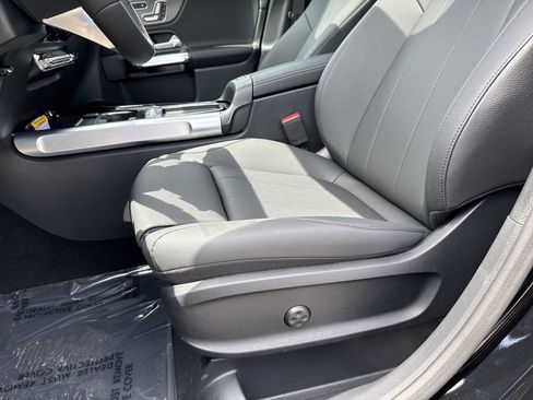Used 2025 Mercedes-Benz GLB 250 4MATIC image 17