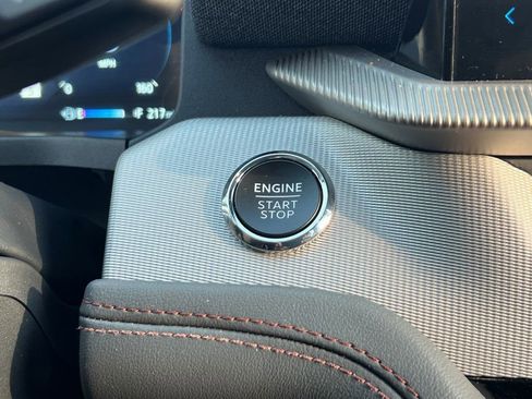 Used 2025 Ford Explorer Active AWD/4WD image 32