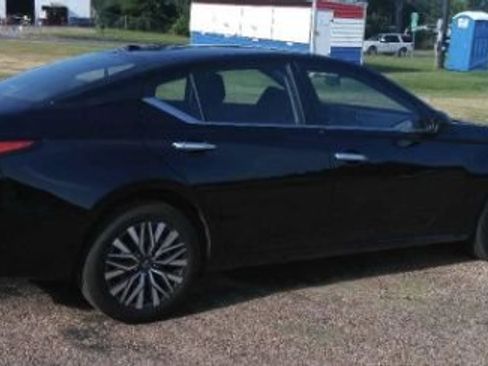 Used 2025 Nissan Altima 2.5 SV AWD/4WD image 9
