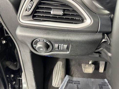 Used 2025 Chrysler Pacifica Select image 13