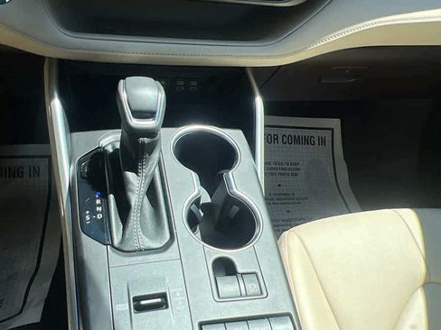 Used 2022 Toyota Highlander XLE AWD/4WD image 22
