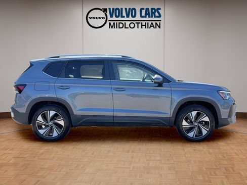 Used 2025 Volkswagen Taos SE AWD/4WD image 18