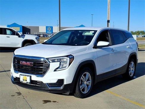 Used 2024 GMC Terrain SLE image 2