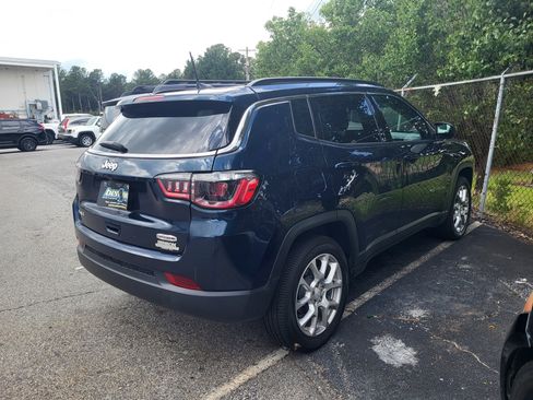 Used 2024 Jeep Compass Latitude w/ Sun and Sound Group AWD/4WD image 4