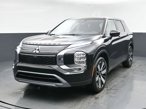 New 2026 Mitsubishi Outlander LE image 1