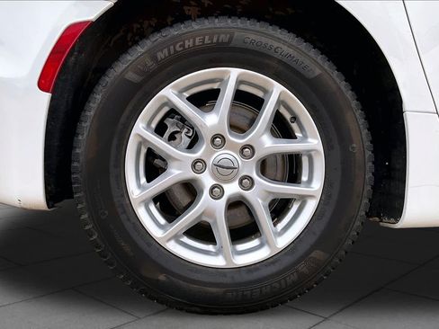 Used 2021 Chrysler Pacifica Touring-L FWD image 10