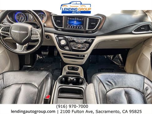 Used 2018 Chrysler Pacifica Touring-L image 11