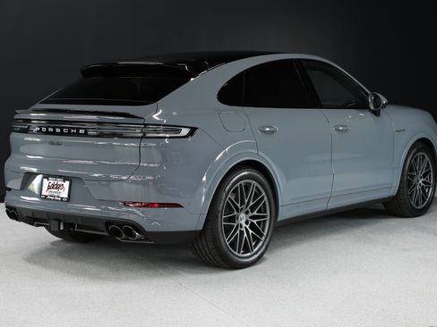 Used 2025 Porsche Cayenne Turbo AWD/4WD image 35