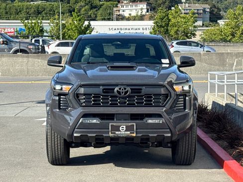 Used 2025 Toyota Tacoma TRD Sport AWD/4WD image 10