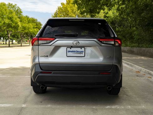 Used 2022 Toyota RAV4 LE FWD image 8