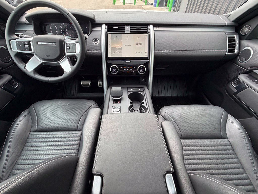 Used 2024 Land Rover Discovery Dynamic SE AWD/4WD image 13