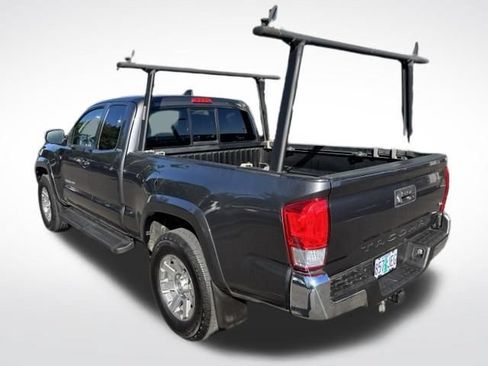 Used 2017 Toyota Tacoma SR5 w/ Tow Package RWD image 5