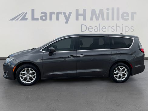 Used 2018 Chrysler Pacifica Touring Plus w/ Tire & Wheel Group FWD image 2