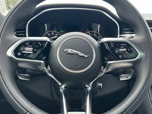 New 2025 Jaguar F-PACE R-Dynamic S image 17