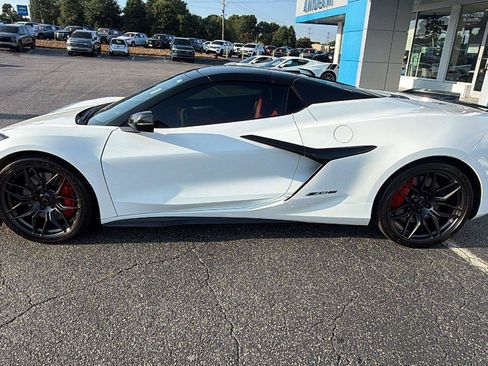 Used 2024 Chevrolet Corvette Z06 RWD image 12