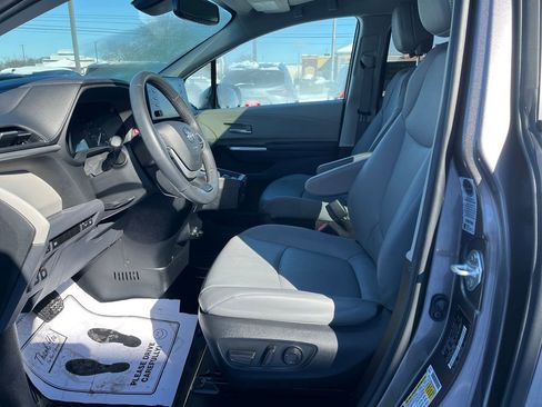 Used 2023 Toyota Sienna XLE image 10
