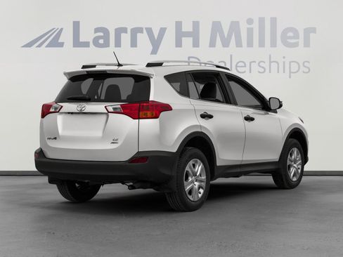 Used 2015 Toyota RAV4 LE image 2