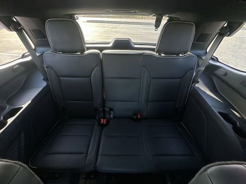 Used 2024 GMC Yukon SLT w/ SLT Luxury Package image 23