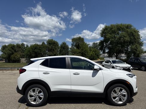 Used 2024 Buick Encore GX Preferred w/ Comfort Package AWD/4WD image 2