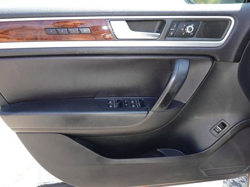 Used 2013 Volkswagen Touareg VR6 image 18