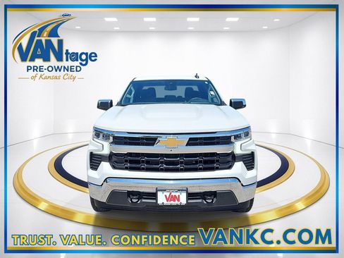 Used 2022 Chevrolet Silverado 1500 LT AWD/4WD image 2