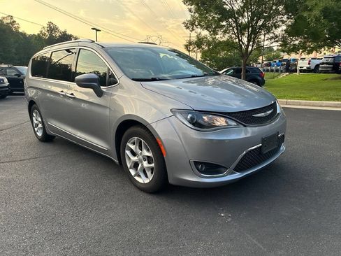 Used 2018 Chrysler Pacifica Touring-L Plus FWD image 3