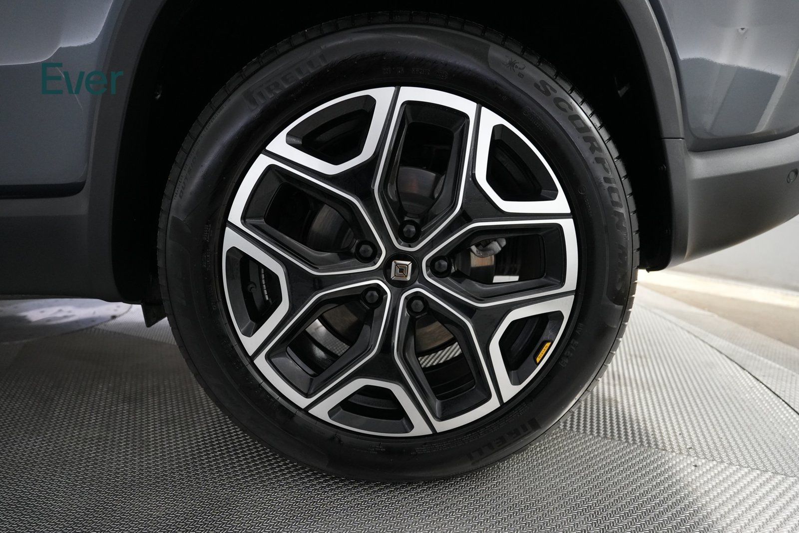 Used 2025 Rivian R1S Adventure Dual AWD/4WD image 9