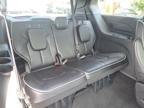 Used 2026 Chrysler Pacifica Limited FWD image 35