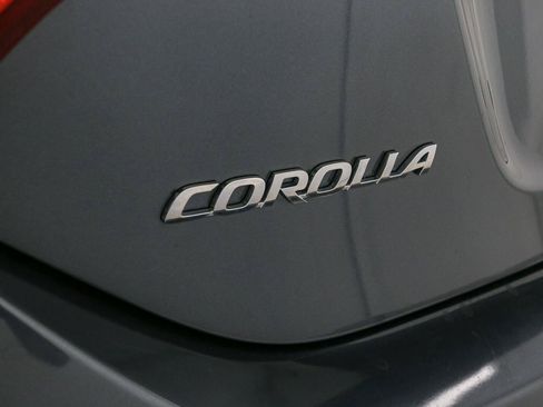 Used 2017 Toyota Corolla LE w/ Carpet Mat Package (TMS) FWD image 10